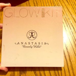Glow kit by Anastasia Beverly Hills